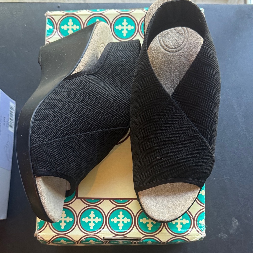 CHARLESTON SHOE CO. Black Open-Toe Wedge Slingback Shoes